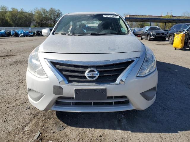 3N1CN7AP1JK442544 - 2018 NISSAN VERSA S 银色 照片 5