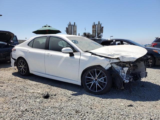 4T1G11AK1RU191284 - 2024 TOYOTA CAMRY SE NIGHT SHADE WHITE photo 4