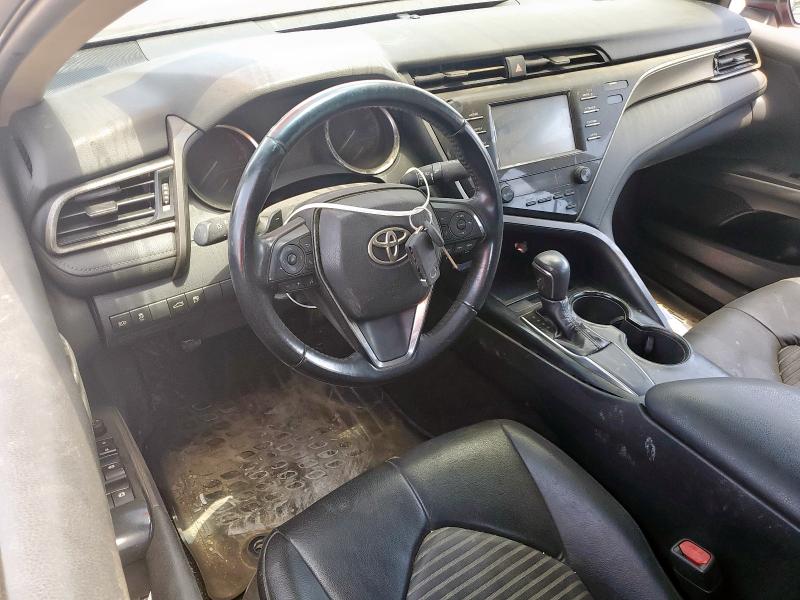 4T1B11HK1JU632755 - 2018 TOYOTA CAMRY L RED photo 8