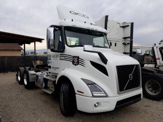 4V4WC9DG3NN604671 - 2022 VOLVO VNR WHITE photo 1