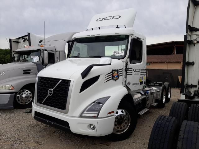 4V4WC9DG3NN604671 - 2022 VOLVO VNR WHITE photo 2