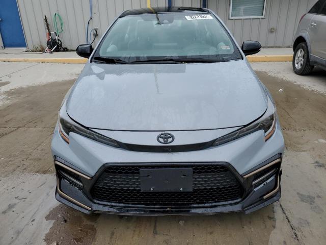 5YFS4MCE2MP087908 - 2021 TOYOTA COROLLA SE ნაცრისფერი ფოტო 5