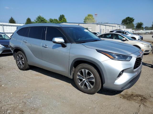 5TDGZRAH6MS520168 - 2021 TOYOTA HIGHLANDER XLE 银色 照片 4