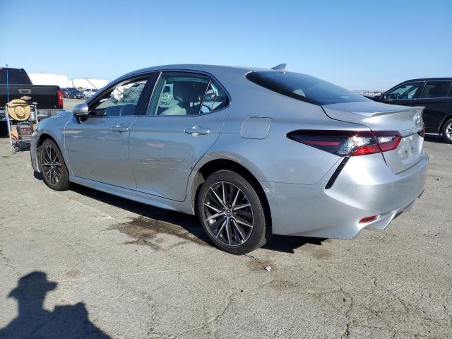 4T1T11BK0PU081370 - 2023 TOYOTA CAMRY SE NIGHT SHADE SILVER photo 2