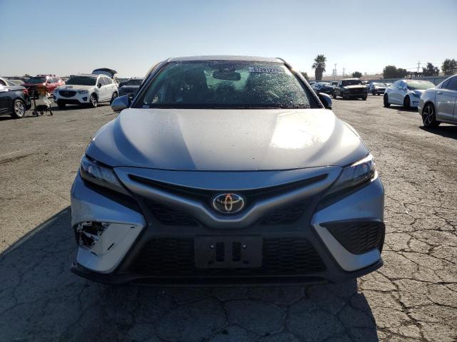 4T1T11BK0PU081370 - 2023 TOYOTA CAMRY SE NIGHT SHADE SILVER photo 5