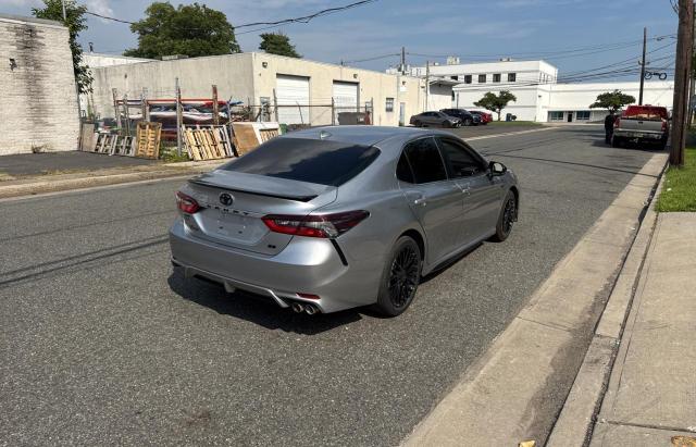 4T1G11AK9RU883163 - 2024 TOYOTA CAMRY SE NIGHT SHADE SILVER photo 4