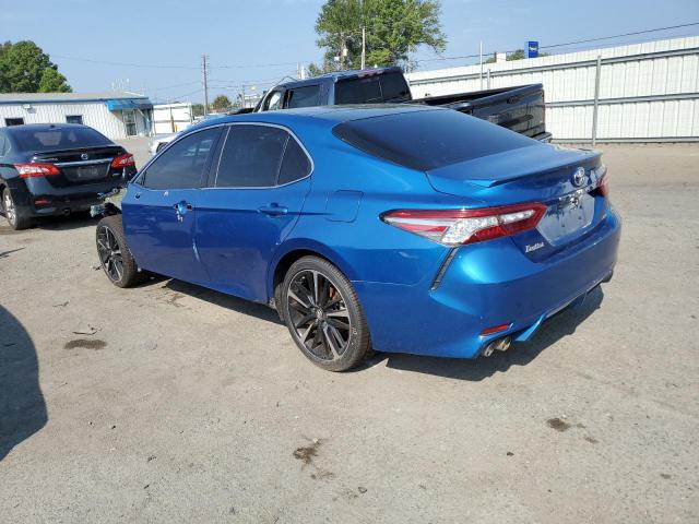 4T1B61HK2JU055770 - 2018 TOYOTA CAMRY XSE BLUE photo 2