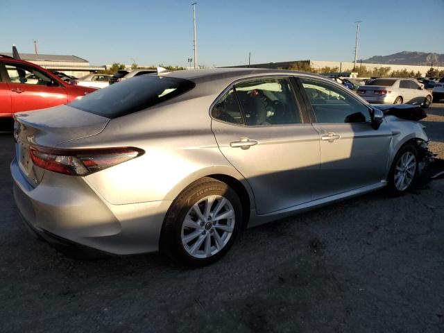 4T1C11AK8NU674120 - 2022 TOYOTA CAMRY LE ვერცხლისფერი ფოტო 3