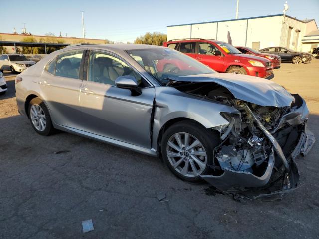 4T1C11AK8NU674120 - 2022 TOYOTA CAMRY LE ვერცხლისფერი ფოტო 4