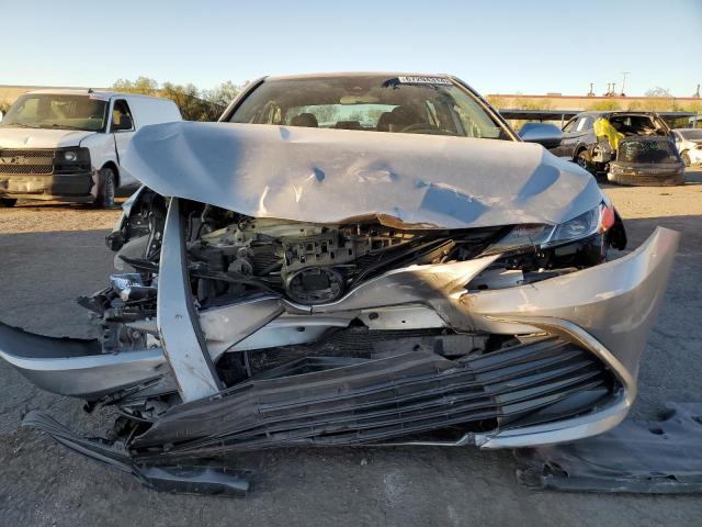 4T1C11AK8NU674120 - 2022 TOYOTA CAMRY LE ვერცხლისფერი ფოტო 5