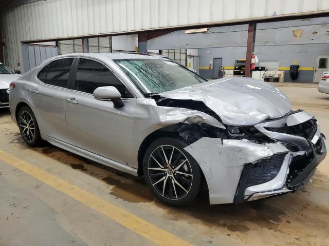4T1G11AK3PU762867 - 2023 TOYOTA CAMRY SE NIGHT SHADE SILVER photo 4