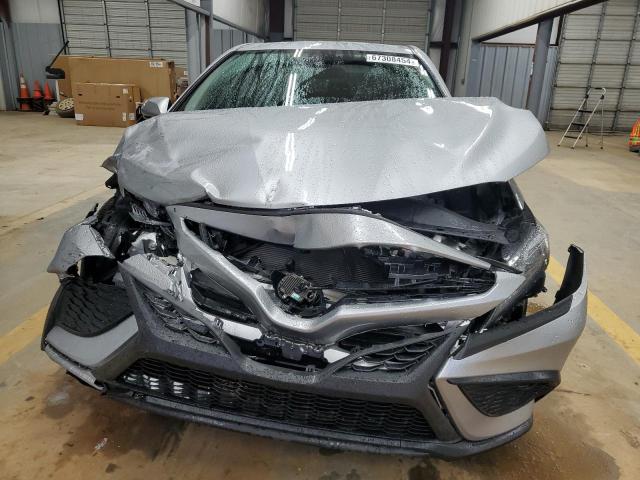 4T1G11AK3PU762867 - 2023 TOYOTA CAMRY SE NIGHT SHADE SILVER photo 5
