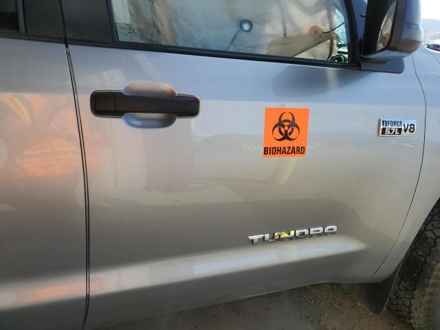 5TFUY5F18JX732005 - 2018 TOYOTA TUNDRA DOUBLE CAB SR/SR5 SILVER photo 10