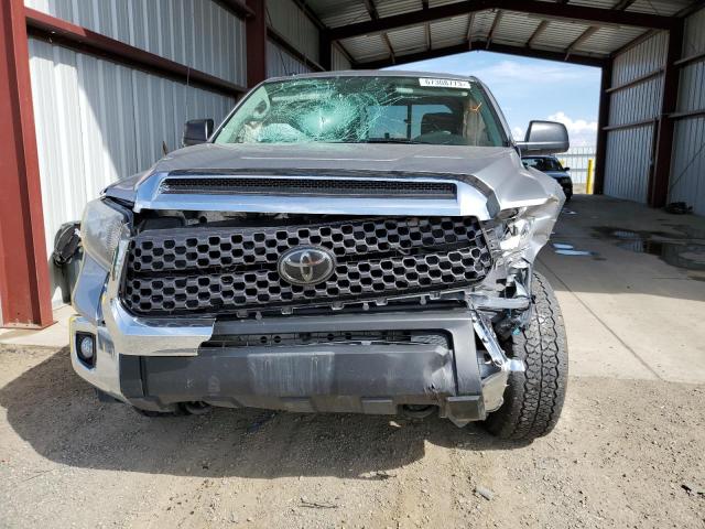 5TFUY5F18JX732005 - 2018 TOYOTA TUNDRA DOUBLE CAB SR/SR5 SILVER photo 5