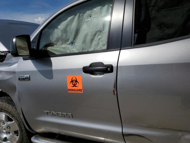 5TFUY5F18JX732005 - 2018 TOYOTA TUNDRA DOUBLE CAB SR/SR5 SILVER photo 7