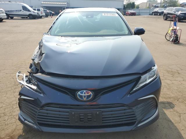 4T1C31AK4NU575319 - 2022 TOYOTA CAMRY LE BLUE photo 5
