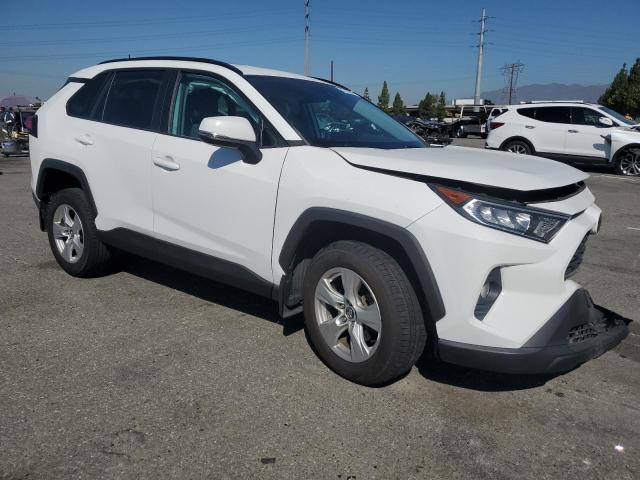 2T3W1RFV0LC053796 - 2020 TOYOTA RAV4 XLE WHITE photo 4