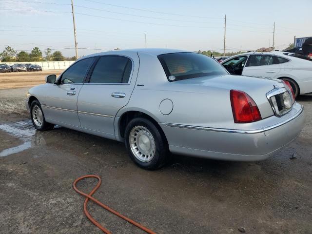 1LNHM81W8YY877899 - 2000 LINCOLN TOWN CAR EXECUTIVE SILVER photo 2