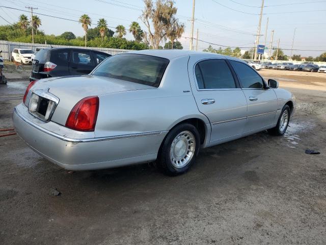 1LNHM81W8YY877899 - 2000 LINCOLN TOWN CAR EXECUTIVE SILVER photo 3