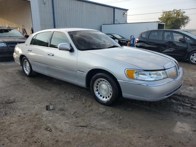 1LNHM81W8YY877899 - 2000 LINCOLN TOWN CAR EXECUTIVE SILVER photo 4