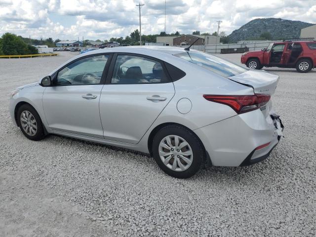 3KPC24A32JE022257 - 2018 HYUNDAI ACCENT SE Серебристый фото 2