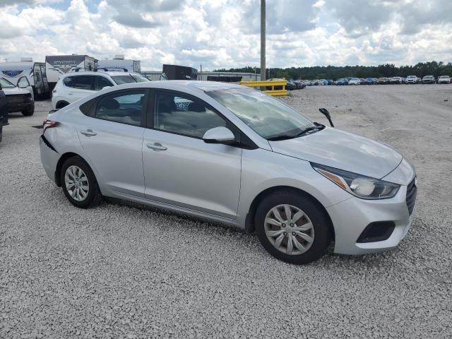 3KPC24A32JE022257 - 2018 HYUNDAI ACCENT SE Серебристый фото 4