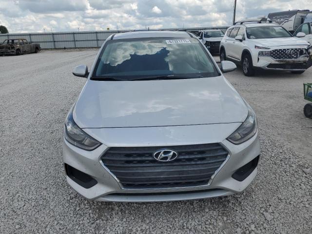 3KPC24A32JE022257 - 2018 HYUNDAI ACCENT SE Серебристый фото 5