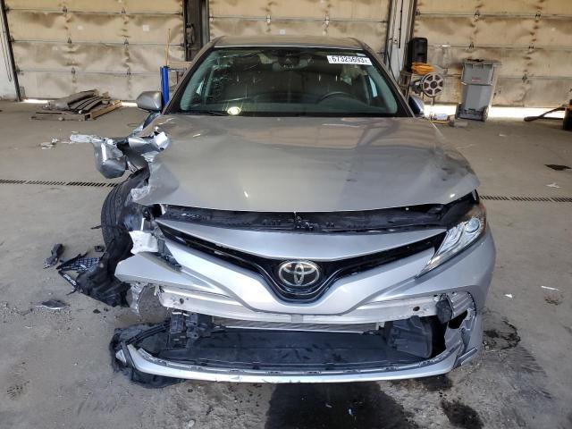 4T1F11BK5LU004565 - 2020 TOYOTA CAMRY XLE SILVER photo 5