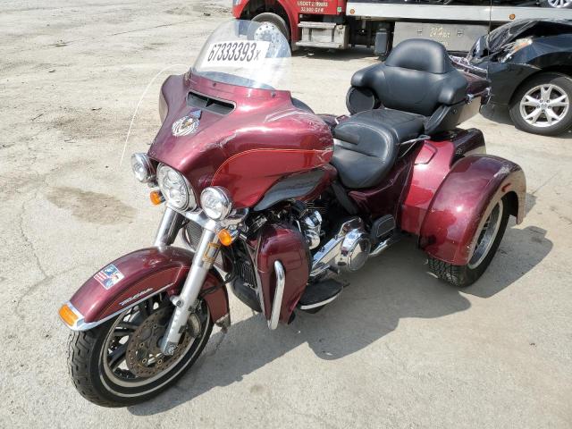 1HD1MAD19HB859779 - 2017 HARLEY-DAVIDSON FLHTCUTG TRI GLIDE ULTRA BURGUNDY photo 2