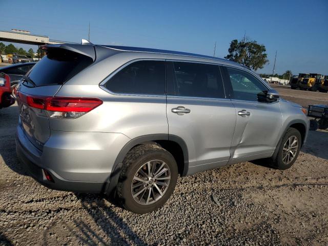 5TDJZRFH6JS550815 - 2018 TOYOTA HIGHLANDER SE SILVER photo 3