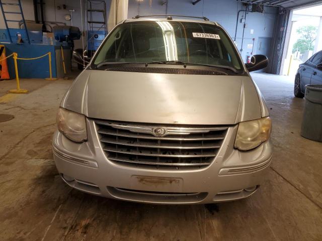2C4GP54L15R511757 - 2005 CHRYSLER TOWN & COU TOURING 银色 照片 5