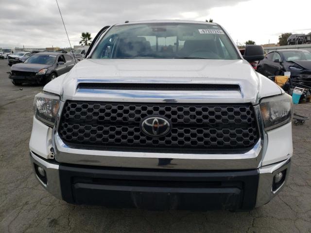 5TFRY5F1XJX231316 - 2018 TOYOTA TUNDRA DOUBLE CAB SR/SR5 WHITE photo 5