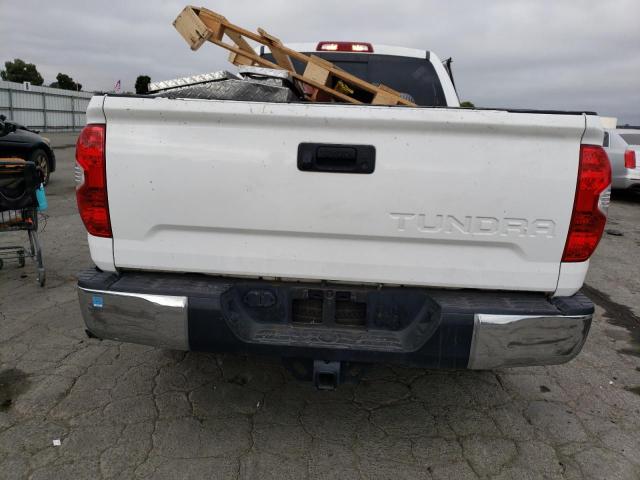 5TFRY5F1XJX231316 - 2018 TOYOTA TUNDRA DOUBLE CAB SR/SR5 WHITE photo 6