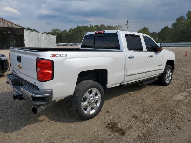 1GC1KWEYXJF266740 - 2018 CHEVROLET SILVERADO K2500 HEAVY DUTY LTZ WHITE photo 3