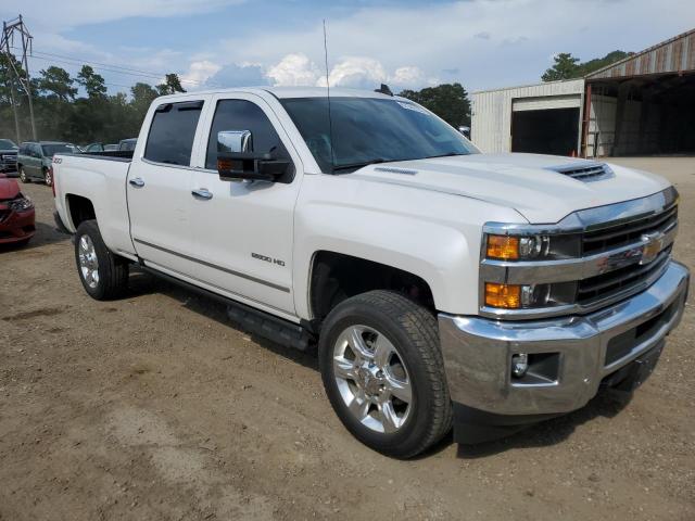 1GC1KWEYXJF266740 - 2018 CHEVROLET SILVERADO K2500 HEAVY DUTY LTZ WHITE photo 4