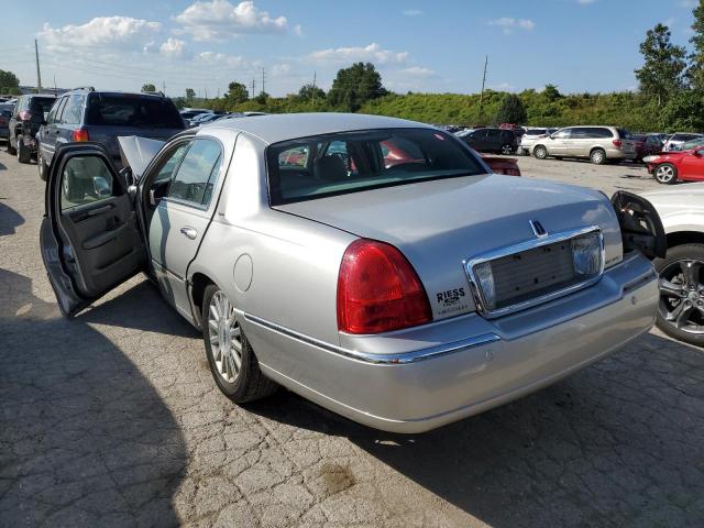1LNHM81WX4Y681926 - 2004 LINCOLN TOWN CAR EXECUTIVE SILVER photo 2