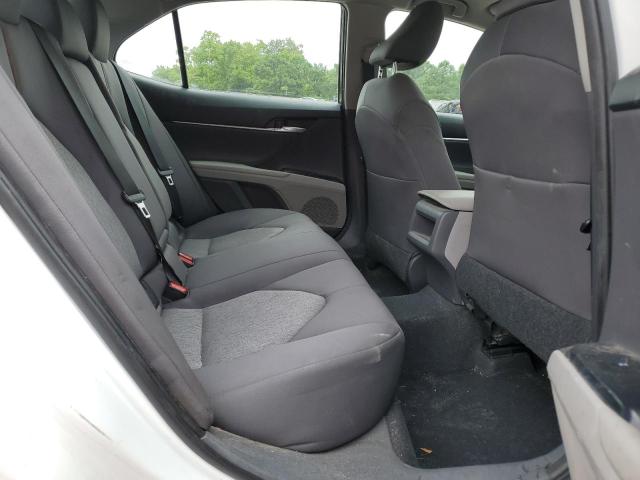 4T1B11HK3JU035431 - 2018 TOYOTA CAMRY L WHITE photo 10