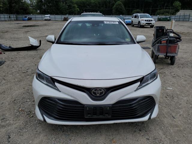 4T1B11HK3JU035431 - 2018 TOYOTA CAMRY L WHITE photo 5