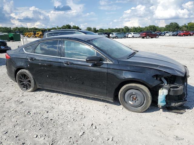 3FA6P0H71JR140525 - 2018 FORD FUSION SE BLACK photo 4