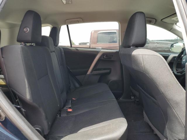 2T3ZFREV7JW498743 - 2018 TOYOTA RAV4 LE 蓝色 照片 11