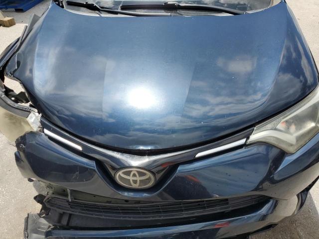 2T3ZFREV7JW498743 - 2018 TOYOTA RAV4 LE 蓝色 照片 12