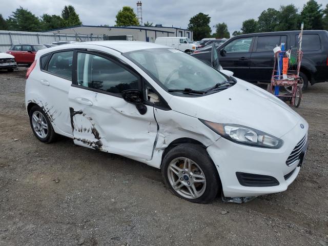 3FADP4EJXKM142819 - 2019 FORD FIESTA SE WHITE photo 4