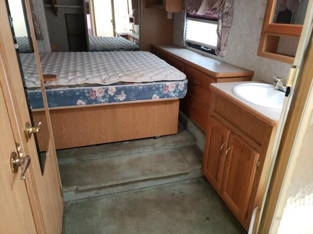 4YDF3282324056669 - 2002 KEYSTONE MONTANA WHITE photo 5