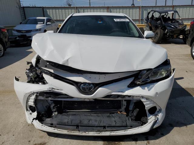 4T1C11AK3LU385692 - 2020 TOYOTA CAMRY LE WHITE photo 5