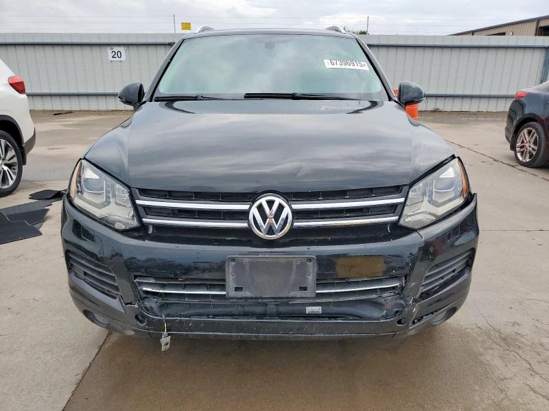 WVGEF9BP8DD002169 - 2013 VOLKSWAGEN TOUAREG V6 BLACK photo 5