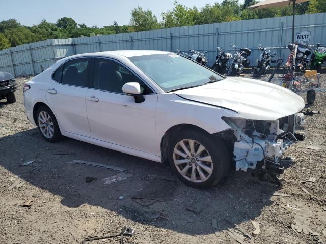 4T1B11HK9JU056817 - 2018 TOYOTA CAMRY L WHITE photo 4