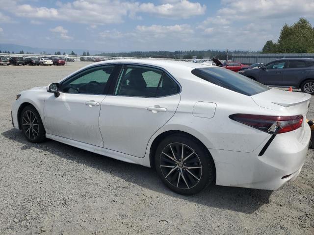 4T1G11AK4MU455798 - 2021 TOYOTA CAMRY SE WHITE photo 2