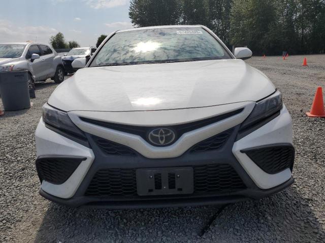 4T1G11AK4MU455798 - 2021 TOYOTA CAMRY SE WHITE photo 5