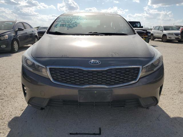 3KPFL4A77HE032483 - 2017 KIA FORTE LX BROWN photo 5