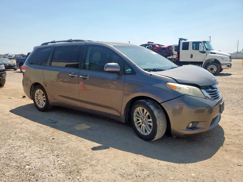 5TDYK3DC1CS279902 - 2012 TOYOTA SIENNA XLE GRAY photo 4